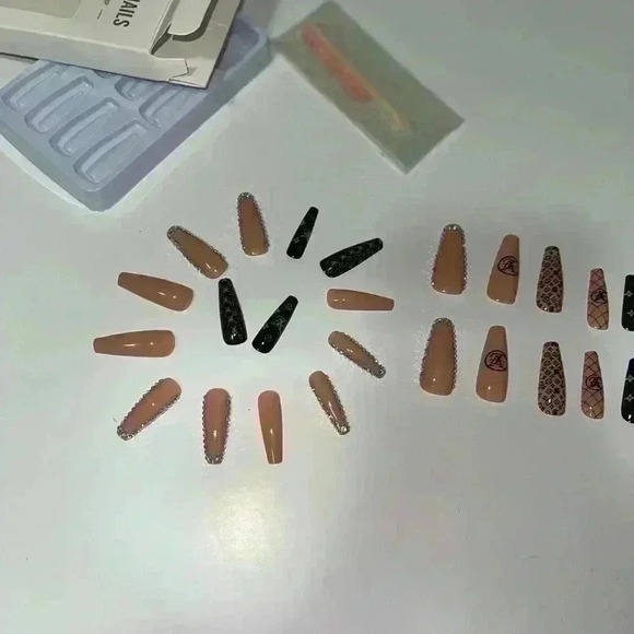 Beautiful Designer Reusable Press on nails - Picture 5 of 7